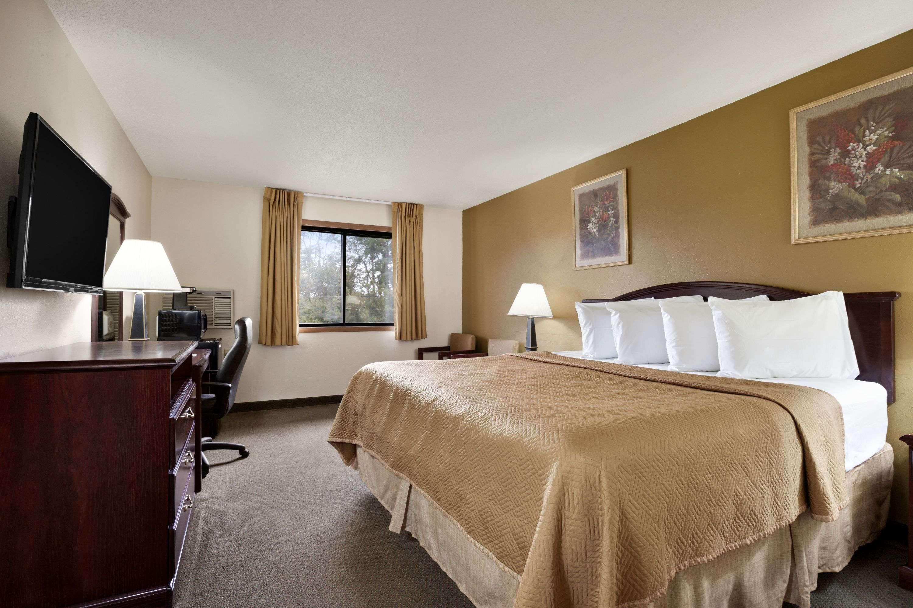 Travelodge By Wyndham La Porte/Michigan City Area Eksteriør billede